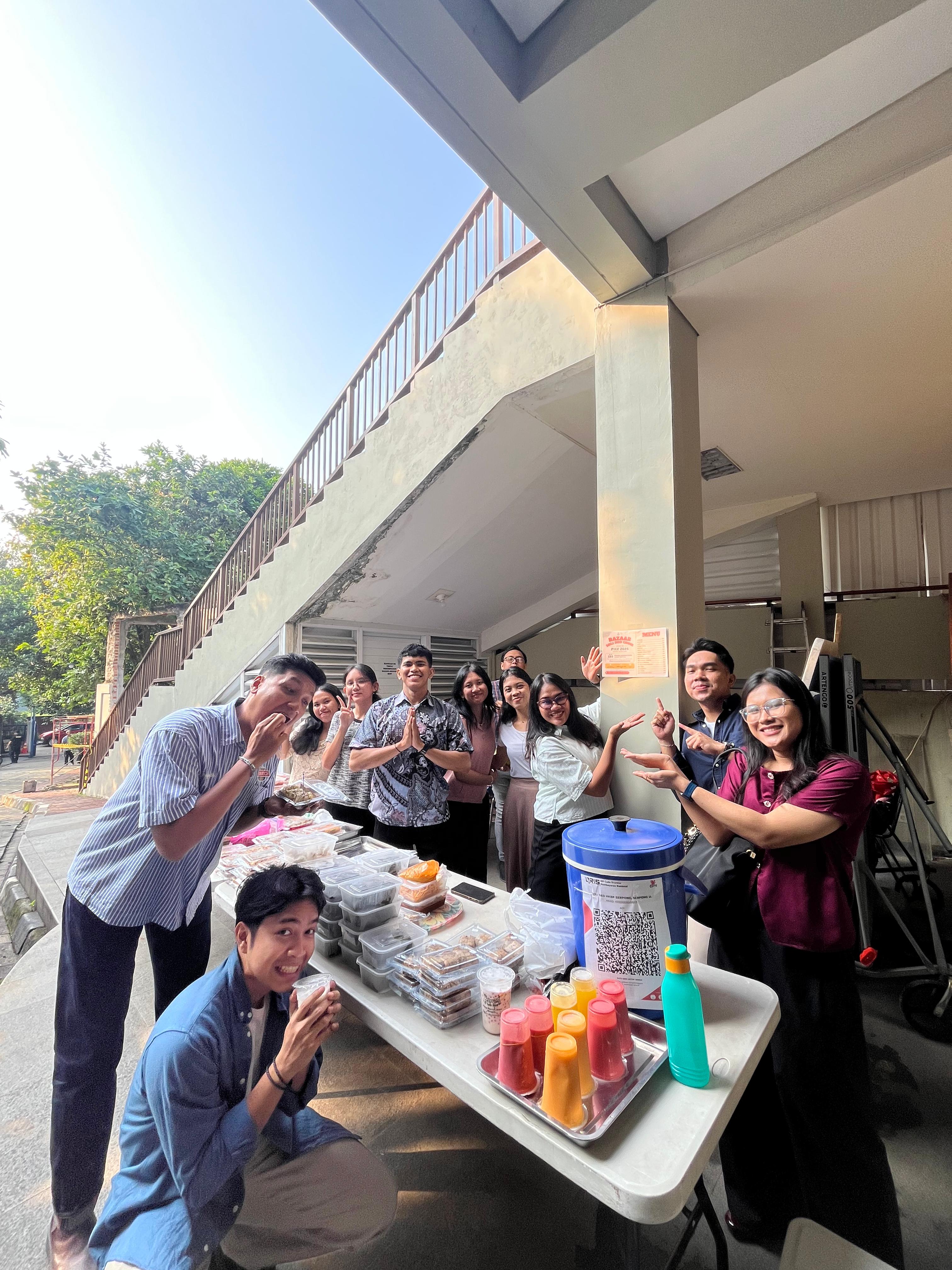 Bazaar konsumsi Soli Deo setelah ibadah