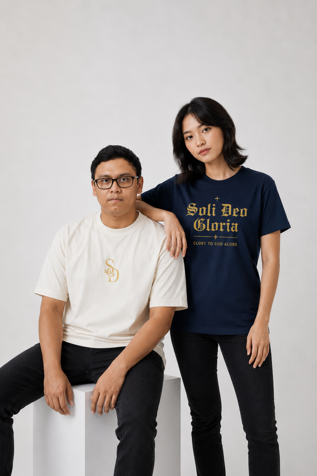 Model mengenakan merchandise pre-order Soli Deo